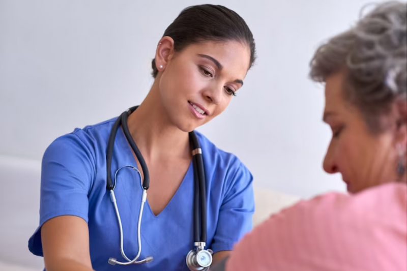 Cuidador Hospitalar: Como Escolher o Profissional Ideal para o Seu Ente Querido